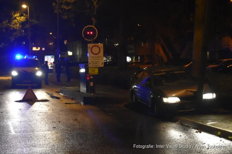 Gestolen auto tegen lantarenpaal