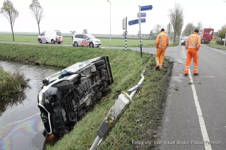 Vrachtwagen belandt na uitwijkmanoeuvre in sloot in Middenbeemster