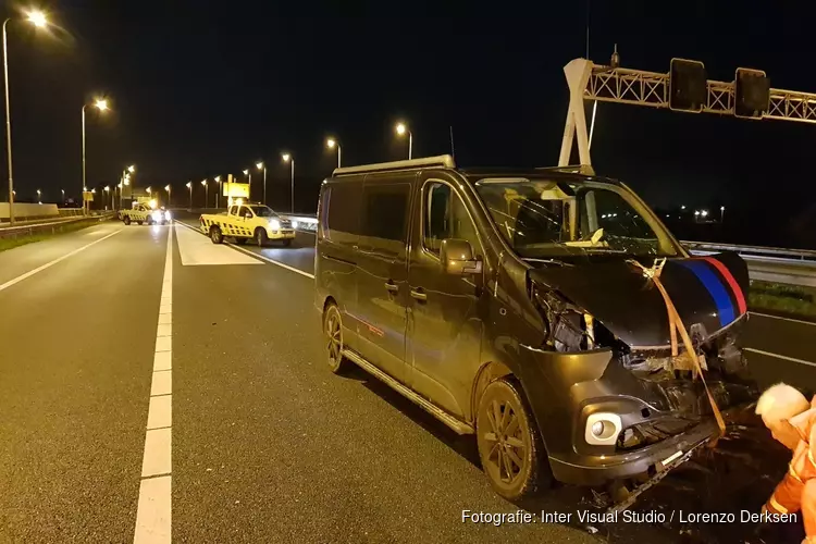 Bestelbus tegen vangrail op A7