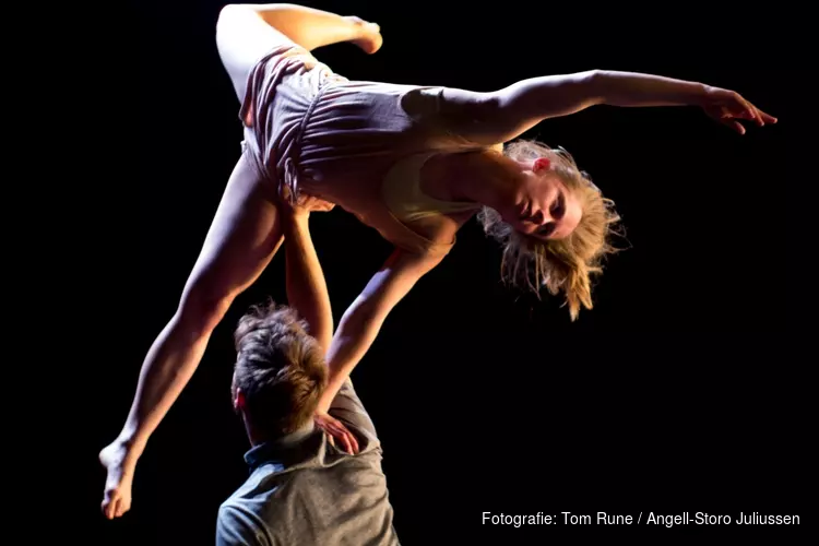 Dans/acrobatiekvoorstelling Engel in Theater De Verbeelding