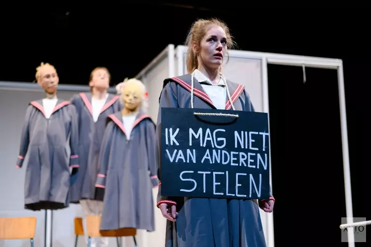 Een voorstelling van oud-NKT theaterschool studenten Shanna Chatterjee en Terra de Groot