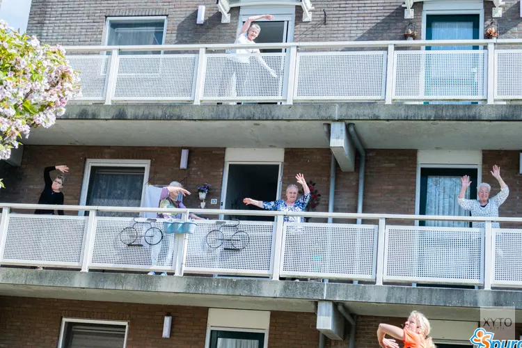 Senioren doen enthousiast mee aan balkonlessen Spurd