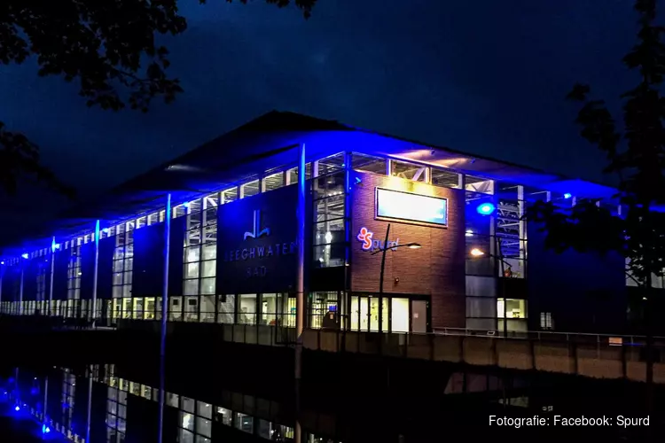 Bezoekers Leeghwaterbad superblij dat ze weer het water in kunnen