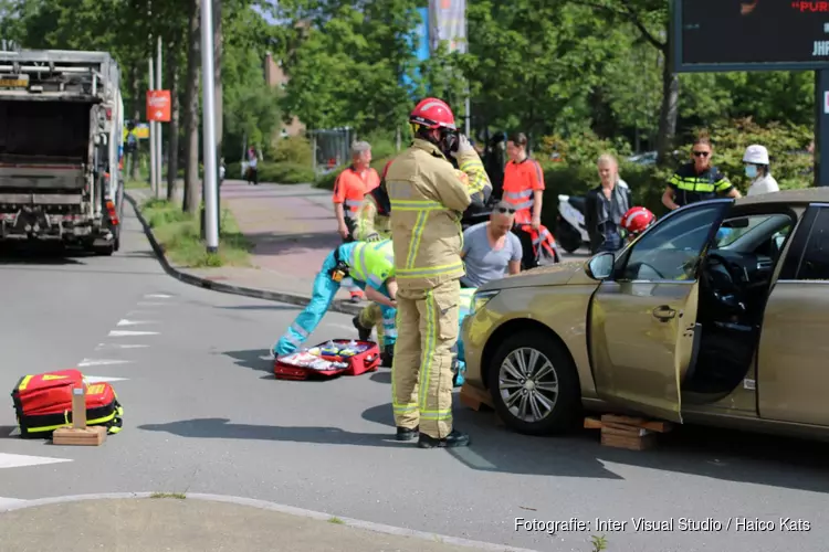 Fietser vast onder auto