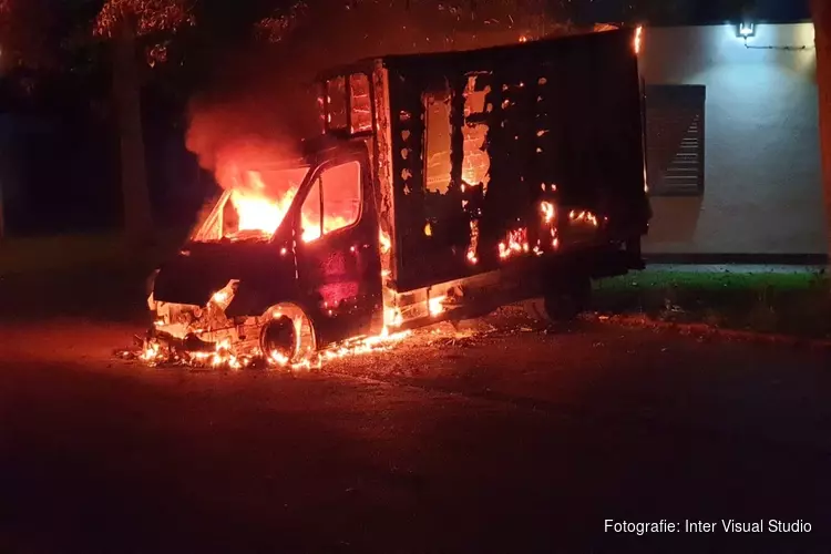 Twee auto&#39;s tegelijkertijd in brand in Purmerend