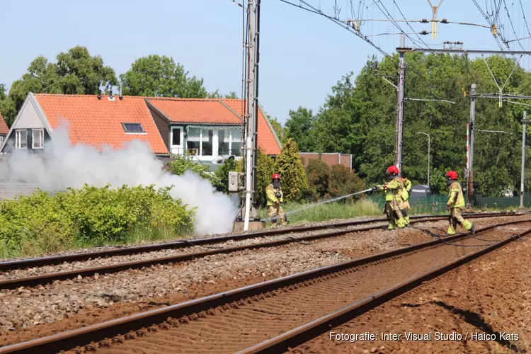 Brand langs spoorlijn in Oosthuizen