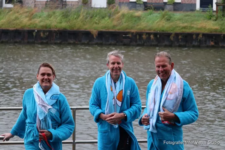 Burgemeester Bijl zwemt in Noordhollands kanaal voor Swim  to Fight Cancer