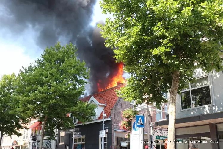 Felle brand op dakterras van woning in centrum Purmerend snel onder controle