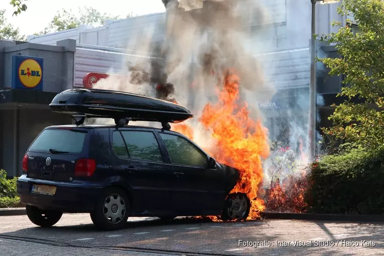 Auto vliegt in brand op parkeerplaats in Purmerend