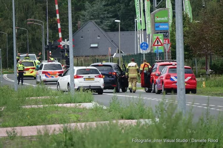 Straat afgesloten en geen treinverkeer tussen Hoorn en Purmerend na aanrijding