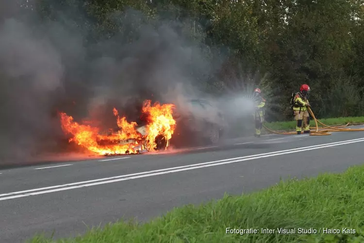 Auto in brand op provinciale weg in Purmerend