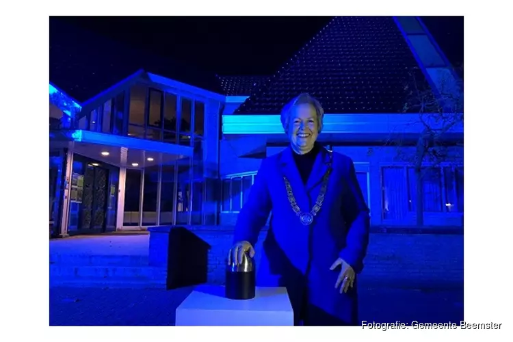 Burgemeester Karen Heerschop ontsteekt blauwe verlichting gemeentehuis Beemster vanwege 75 jaar VN