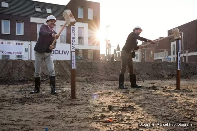 De eerste paal van 70 nieuwe sociale huurwoningen geslagen