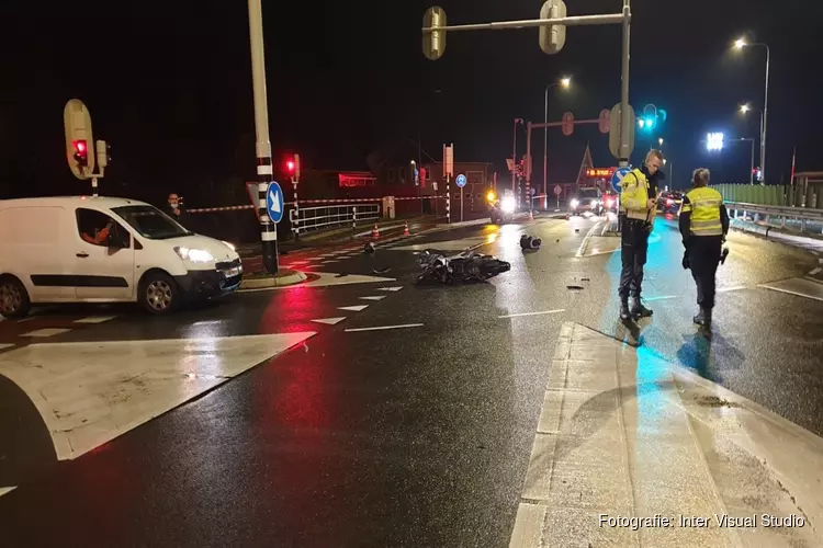 Motorrijder gewond bij ongeval Ilpendam, weg afgezet