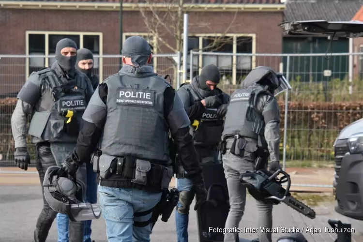 Arrestatieteam valt woning in De Rijp binnen