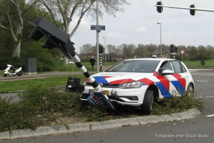 Politieauto crasht onderweg naar spoedmelding