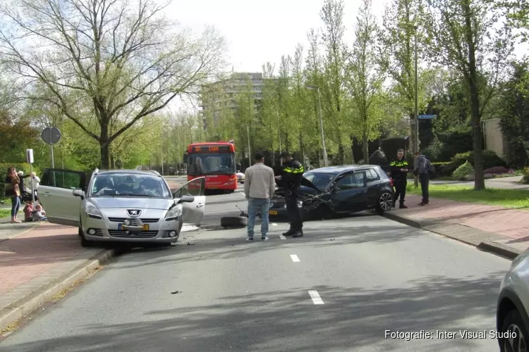 Veel schade en twee gewonden bij ongeval Burgemeester D. Kooimanweg