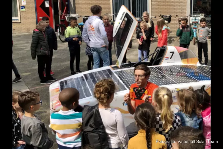 Purmerendse Tim Burgers showt wereldkampioen zonneauto op zijn oude basisschool Het Parelhof