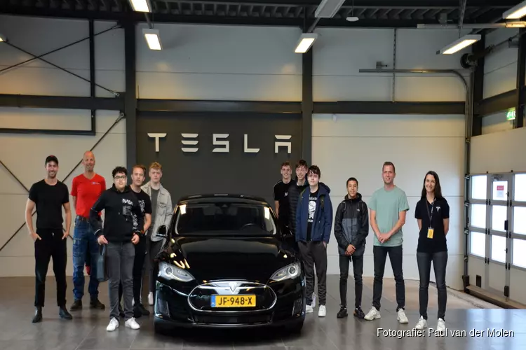 S.G. Gerrit Rietveld beleeft pilot bij Tesla Purmerend