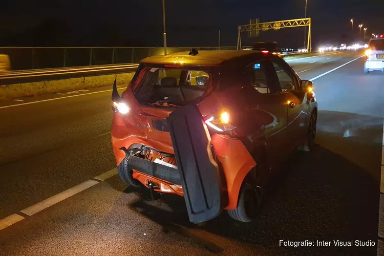 Auto op z&#39;n kop op A7 na ongeval Wijdewormer