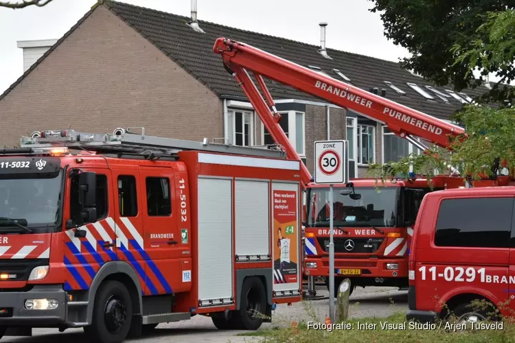 Brand in spouwmuur van woning in Purmerend: Brandweer schaalt op