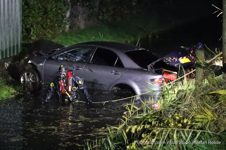 Auto belandt in sloot Ilpendam