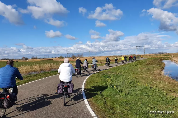 Senioren trappen gezellig kilometers tijdens Spurd fietstour met verrassing