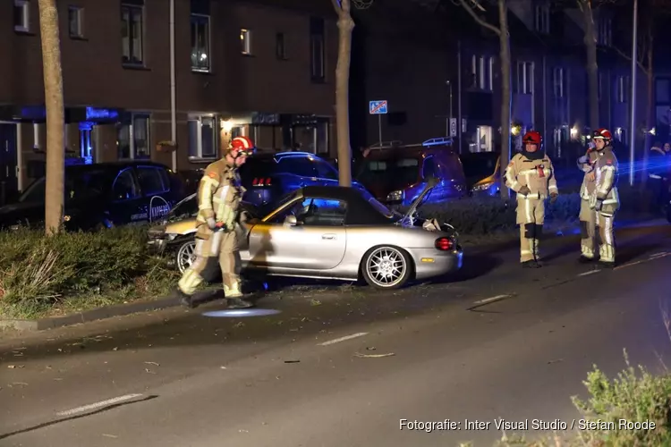 Auto tegen boom gereden in Purmerend, bestuurder aangehouden