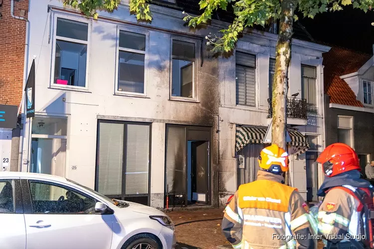 Brandbom bij deur van pand aan de Nieuwstraat in Purmerend