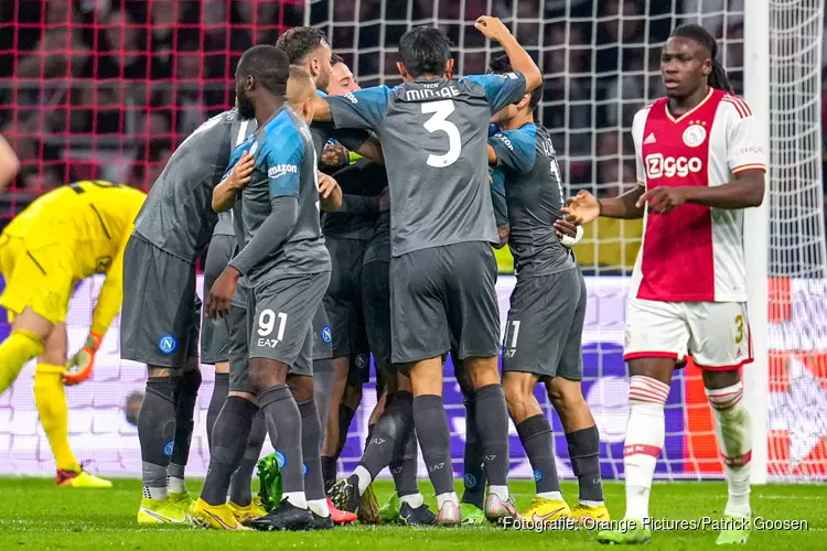 Ajax hardhandig afgedroogd door Napoli