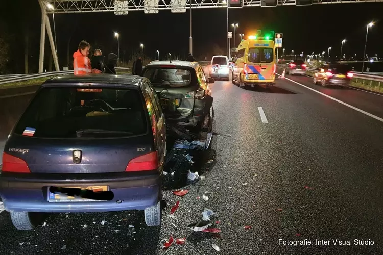 Aanrijding met drie auto&#39;s op A7, twee gewonden