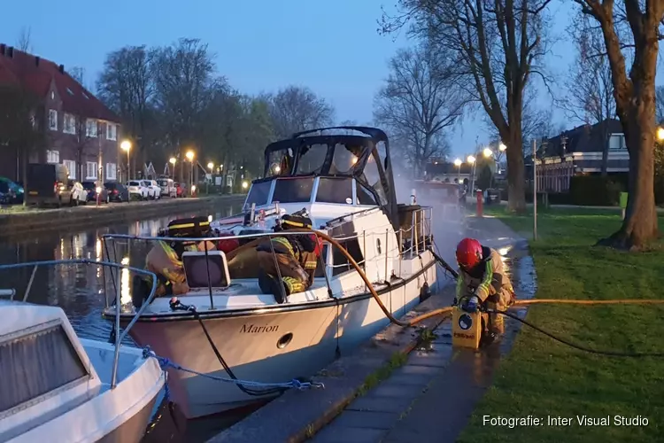 Boot aan Overmeersepolderdijk vat vlam