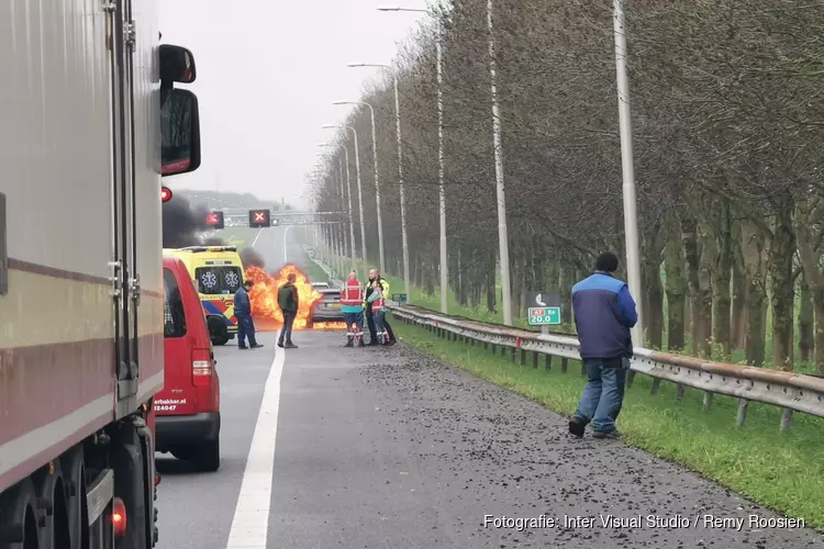 Auto in brand op A7, snelweg dicht