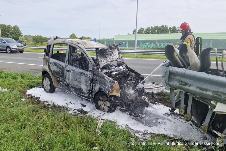 Auto op de A7 vliegt in brand na ongeval thv Zuidoostbeemster