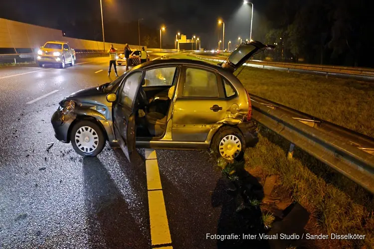 Auto eindigt in vangrail op A7