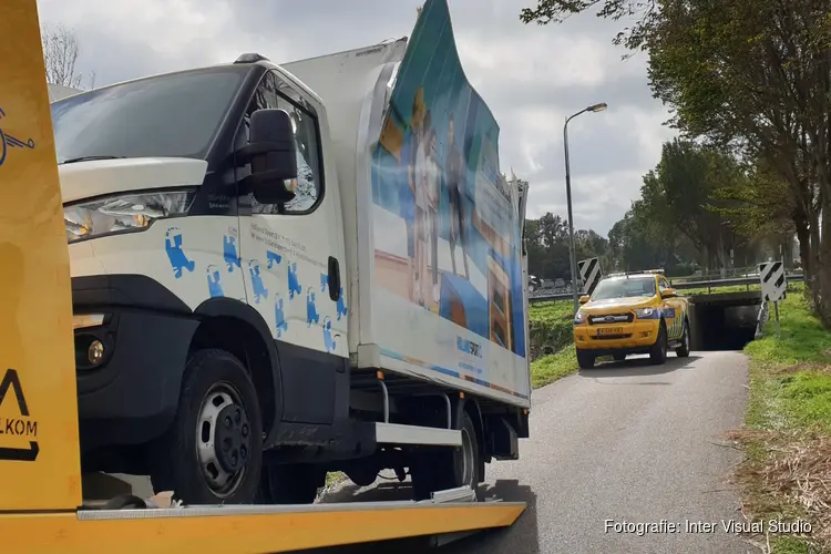 Bakwagen rijdt tegen viaduct in Westbeemster