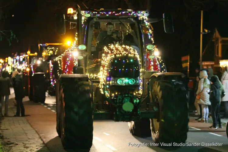 Kleurrijk lint van verlichte tractoren tijdens Beemsters Lichtjestour