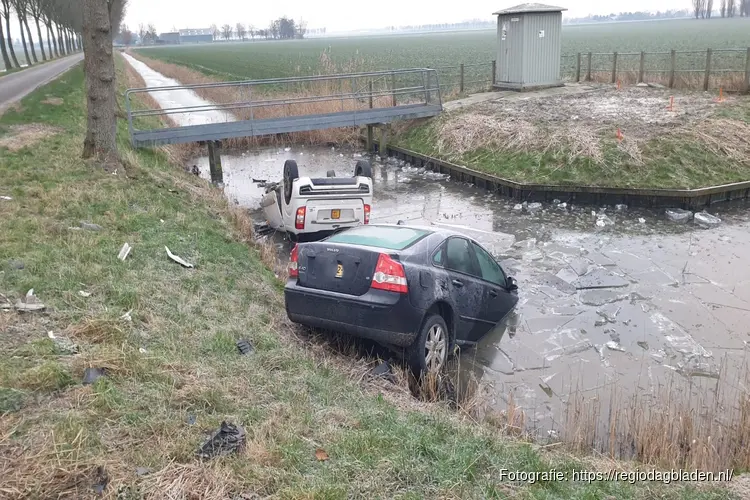 Twee voertuigen te water in Westbeemster, bestuurders komen wonderwel met schrik vrij