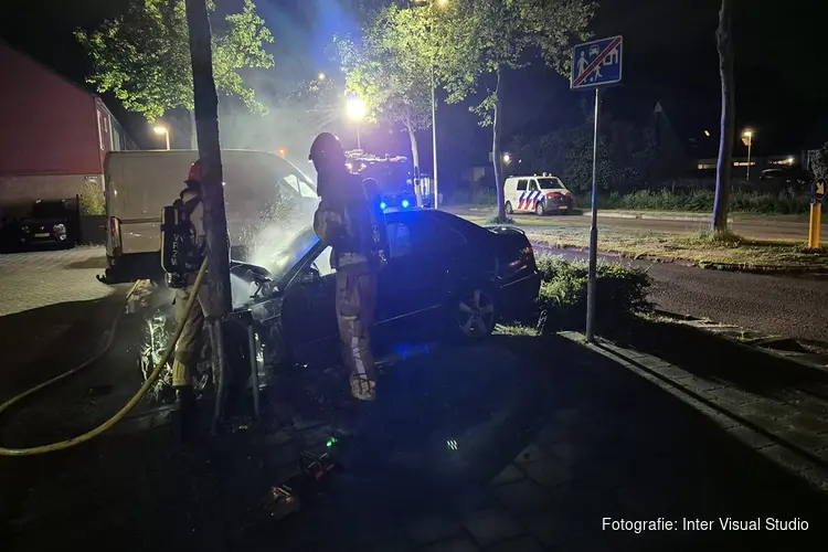 Auto in brand aan Van Osweg in Purmerend