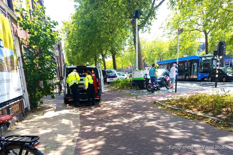 Lijnbus rijdt achterop auto