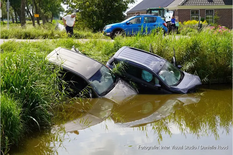 Twee auto's te water in Middenbeemster