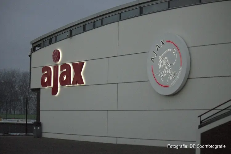 Ajax contracteert Sean Steur