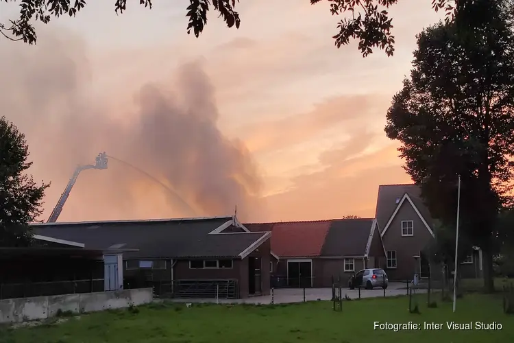 Grote brand bij veehouderij in Middenbeemster