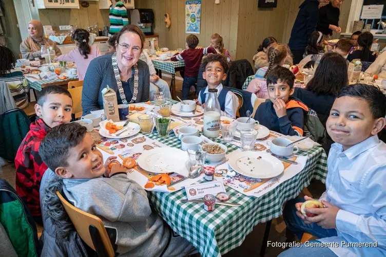 Kinderen ontbijten met de burgemeester tijdens het Burgemeestersontbijt