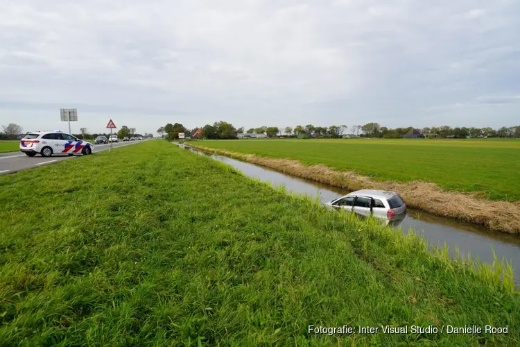 Auto te water gereden langs N244 in Middenbeemster