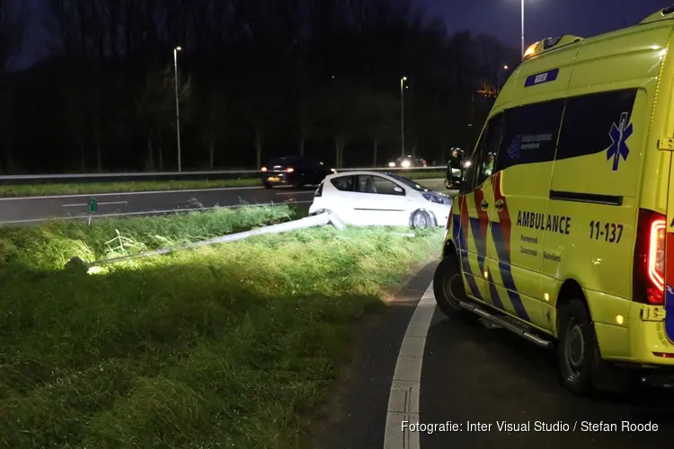 Auto vliegt uit de bocht bij oprit naar A7