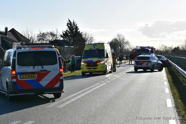 Frontale aanrijding op Jaagweg bij Ilpendam, weg uren afgesloten