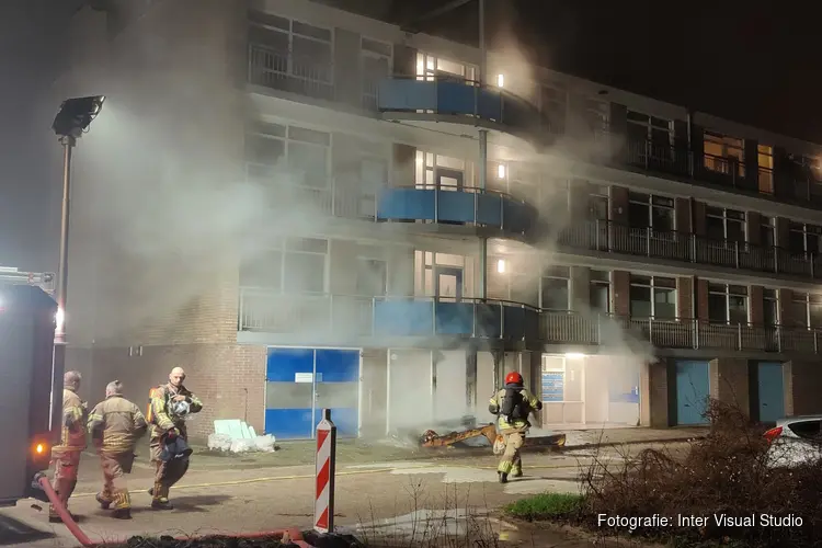 Veel rook door brandend huisraad voor flat Purmerend