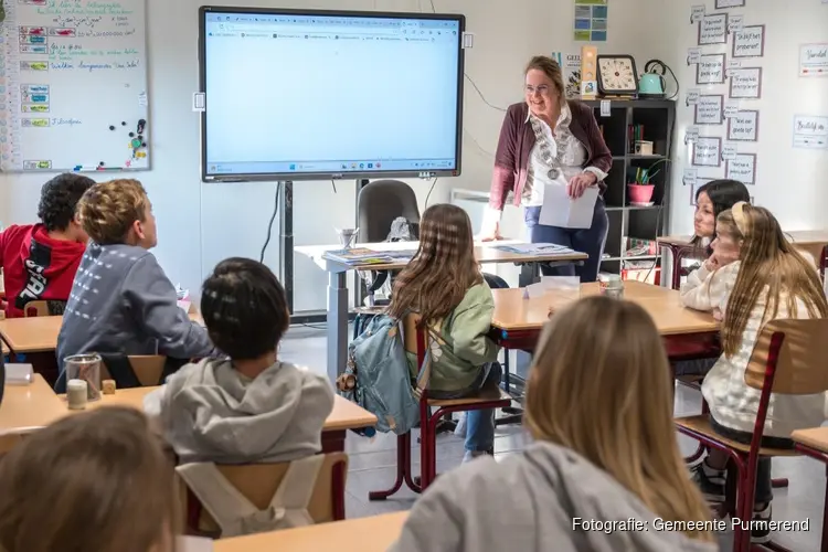 Burgemeester bezoekt klas kinderburgemeester