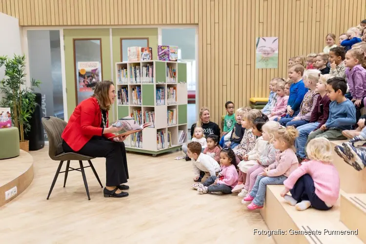 Burgemeester leest voor tijdens de Nationale Voorleesdagen